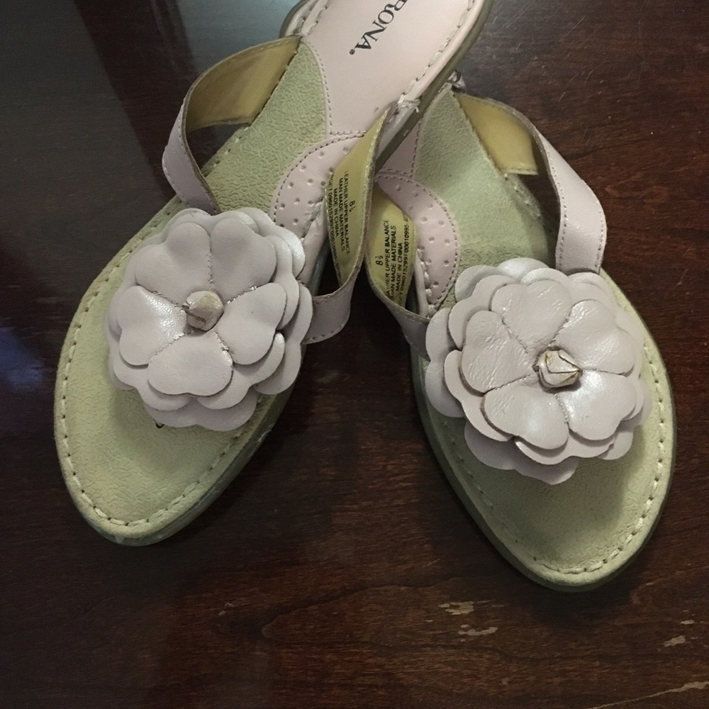 Leather light pink flops